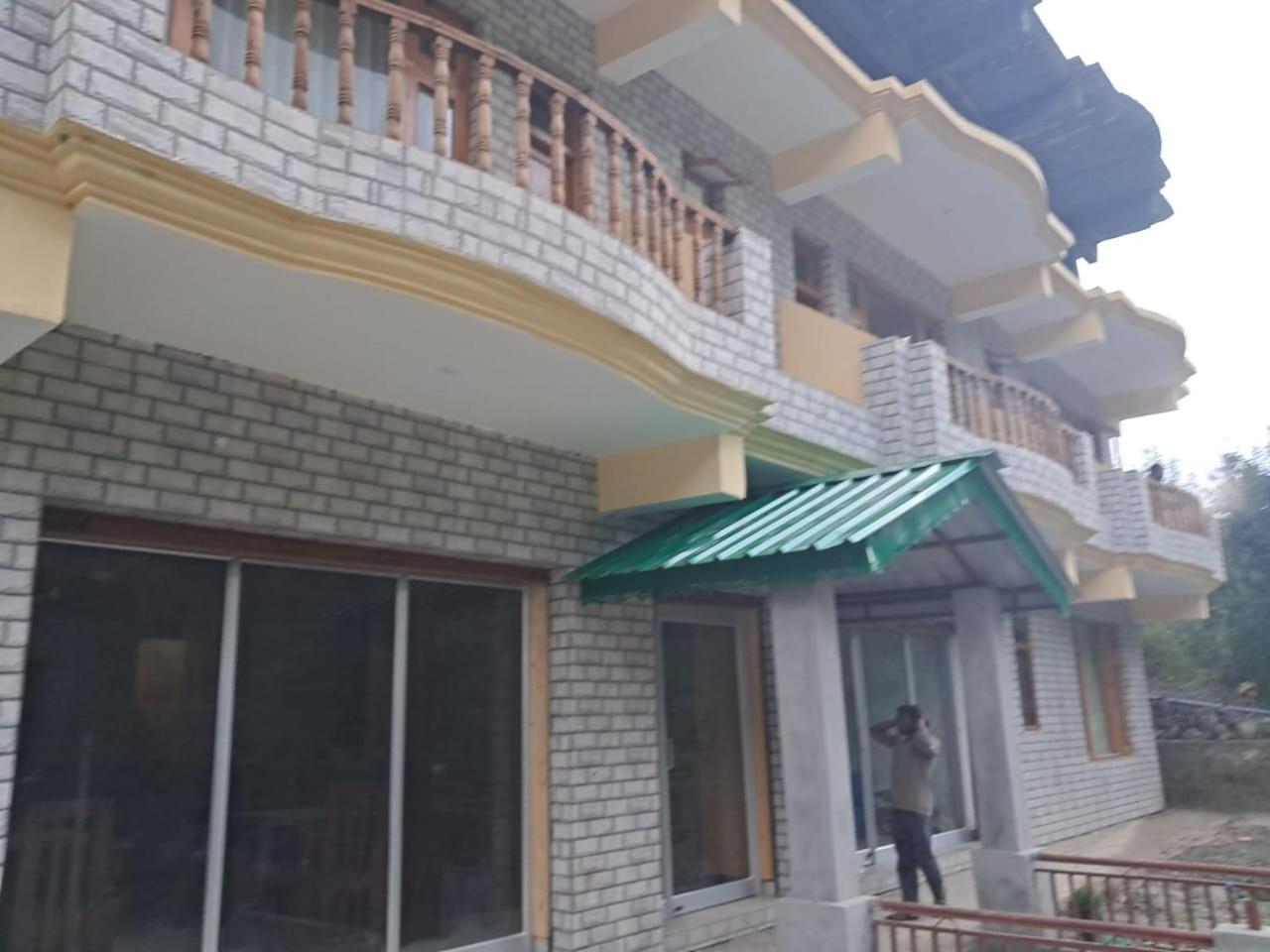Hotel Royal Galaxy Tirthan Banjar Exterior photo